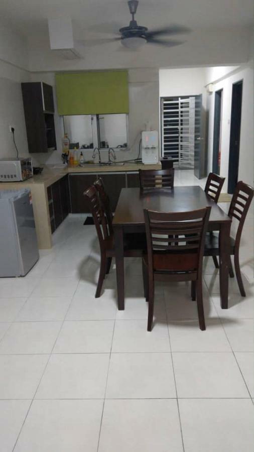 קאג'אנג Spacious & Cozy Condo - Hijauan Heights Block C מראה חיצוני תמונה