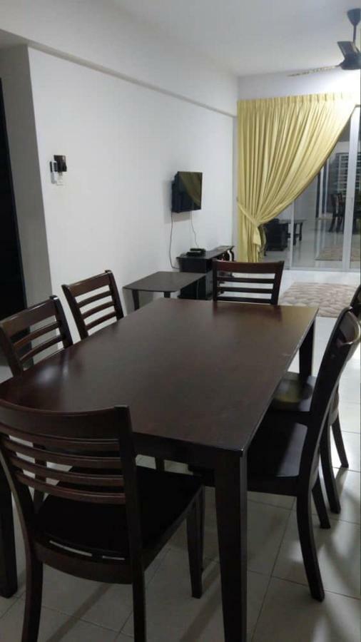 קאג'אנג Spacious & Cozy Condo - Hijauan Heights Block C מראה חיצוני תמונה